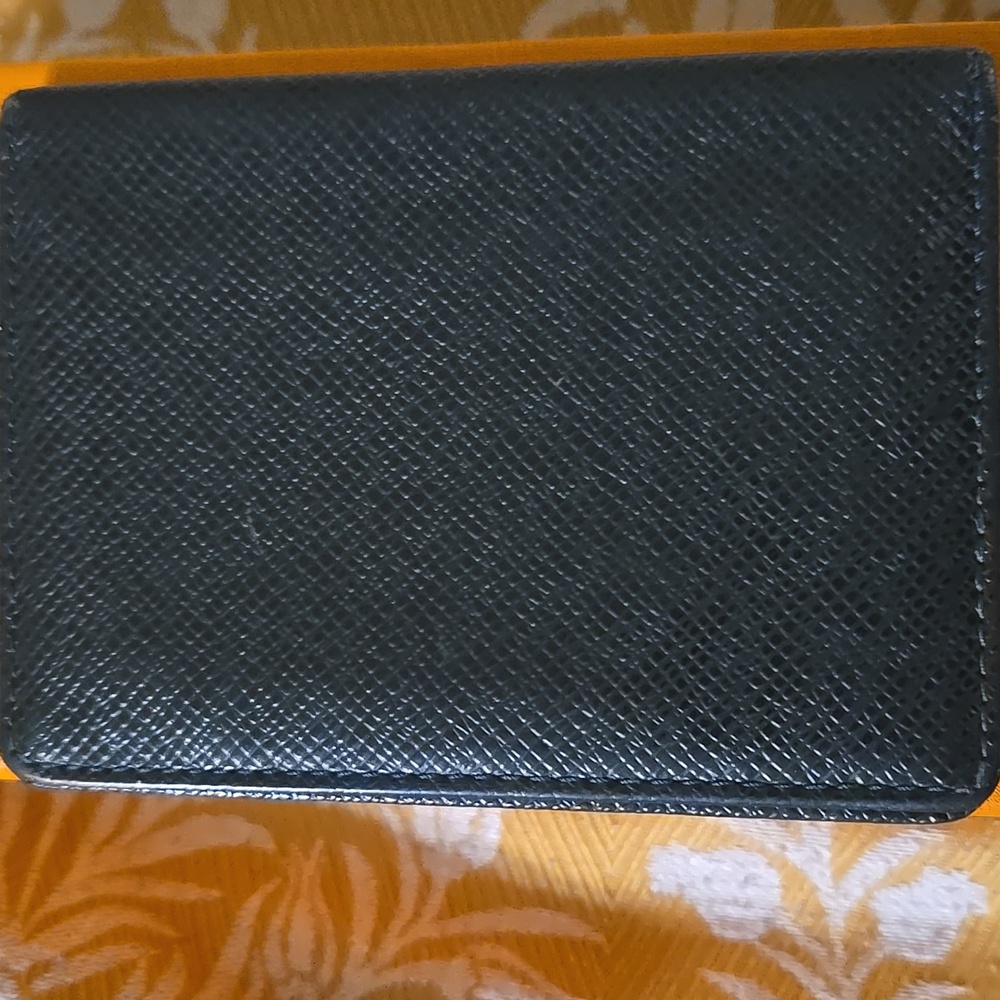 Louis Vuitton Green Textured Leather Passport Cover with Embossed LV Wallet - Picture 3 of 4